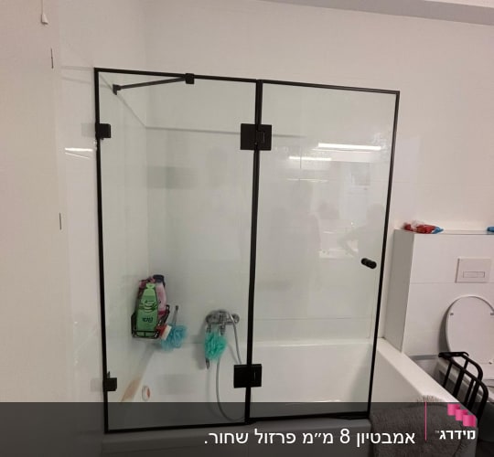 מקלחון עם דלת זכוכית, מוצרי רחצה ומגבת